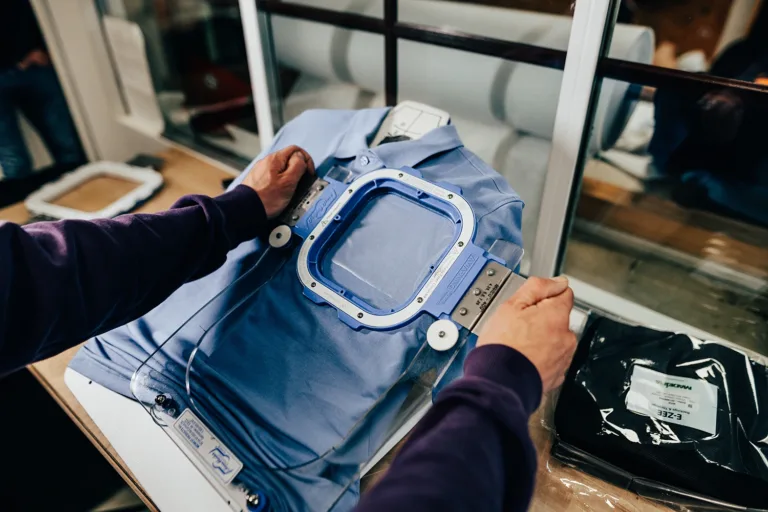 Stickrahmen mit Textil an der Stickmaschine bei East Merch